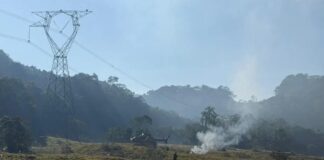 Helicóptero cai em área residencial de Pomerode e mobiliza equipes de resgate