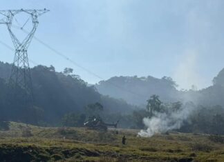 Helicóptero cai em área residencial de Pomerode e mobiliza equipes de resgate