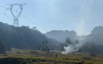Helicóptero cai em área residencial de Pomerode e mobiliza equipes de resgate