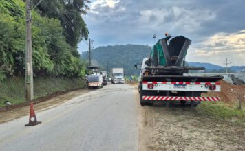 Samae continua recuperação asfáltica na Rua Ernesto Bianchini e trânsito opera em meia pista