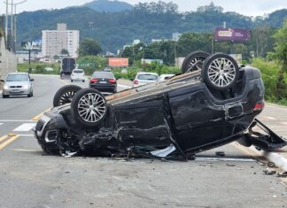 Carro capota na avenida Beira Rio – Margem Esquerda