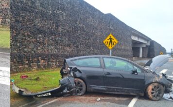 Carro sai da pista e colide contra contenção na SC-486