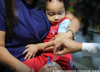 Crianças com 4 anos devem receber mais uma dose da vacina contra pólio