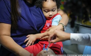 Crianças com 4 anos devem receber mais uma dose da vacina contra pólio