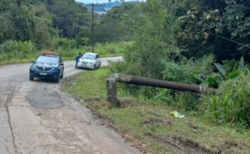 Motorista perde o controle e colide contra poste no bairro Nova Brasília