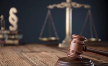 Homem que matou ex-companheira e namorado dela na frente do filho é condenado a 68 anos de prisão em SC