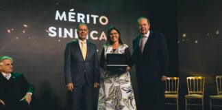 Sindivest recebe homenagem da FIESC por trajetória de quatro décadas de filiação