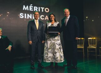 Sindivest recebe homenagem da FIESC por trajetória de quatro décadas de filiação