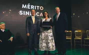 Sindivest recebe homenagem da FIESC por trajetória de quatro décadas de filiação