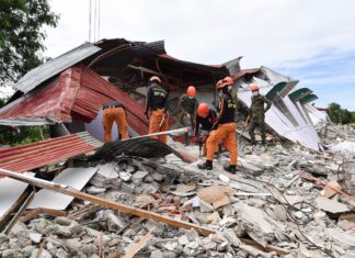 VÍDEO: Terremoto de magnitude 7,8 deixa dezenas de mortos e causa destruição nas Filipinas