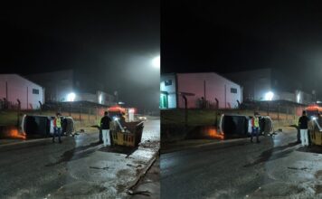 Carro bate contra caçamba de entulho no bairro Nova Brasília