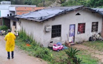 Defesa Civil de Brusque já distribuiu 5.700 m² de lona a famílias atingidas pelo granizo; ocorrências chegam a 45