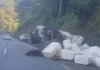 Atualização: Carreta tomba na rodovia Pedro Merísio e espalha carga entre Brusque e Botuverá