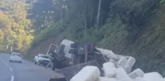 Atualização: Carreta tomba na rodovia Pedro Merísio e espalha carga entre Brusque e Botuverá