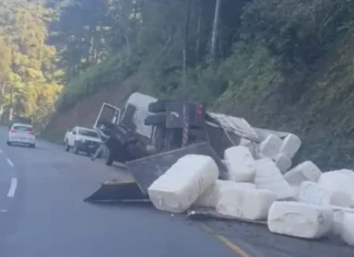 Atualização: Carreta tomba na rodovia Pedro Merísio e espalha carga entre Brusque e Botuverá