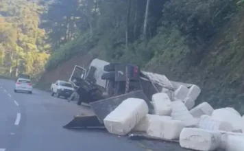 Atualização: Carreta tomba na rodovia Pedro Merísio e espalha carga entre Brusque e Botuverá