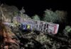 Tragédia na SC-492: ônibus com 67 passageiros cai em ribanceira e deixa três mortos e dezenas de feridos no Oeste de Santa Catarina