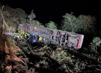 Tragédia na SC-492: ônibus com 67 passageiros cai em ribanceira e deixa três mortos e dezenas de feridos no Oeste de Santa Catarina