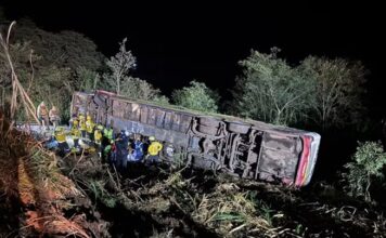 Tragédia na SC-492: ônibus com 67 passageiros cai em ribanceira e deixa três mortos e dezenas de feridos no Oeste de Santa Catarina