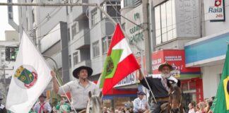 Desfile Cívico e cuca gigante marcam as comemorações de 166 anos de Brusque