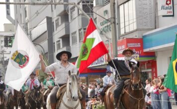 Desfile Cívico e cuca gigante marcam as comemorações de 166 anos de Brusque