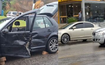 Mulher fica ferida após colisão entre dois carros