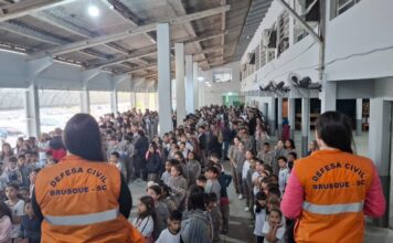 Defesa Civil realiza simulação de incêndio na escola de Brusque