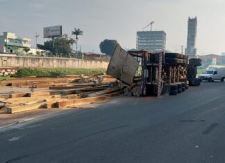 Motorista relata momentos de tensão após carreta tombar na Beira Rio