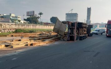 Motorista relata momentos de tensão após carreta tombar na Beira Rio