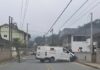 Carro atinge poste e motorista fica preso às ferragens em Guabiruba