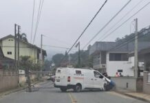 Carro atinge poste e motorista fica preso às ferragens em Guabiruba