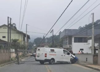 Carro atinge poste e motorista fica preso às ferragens em Guabiruba
