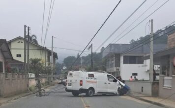 Carro atinge poste e motorista fica preso às ferragens em Guabiruba