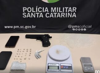 Polícia detém dois jovens e apreende drogas no bairro Azambuja