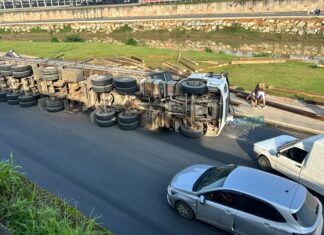 Vídeo: Carreta carregada de madeira tomba na Beira-Rio, em Brusque