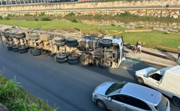 Vídeo: Carreta carregada de madeira tomba na Beira-Rio, em Brusque