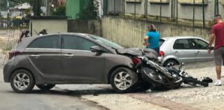 Colisão entre carro e motocicleta deixa uma pessoa ferida no bairro Nova Brasília, em Brusque