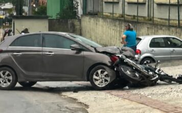 Colisão entre carro e motocicleta deixa uma pessoa ferida no bairro Nova Brasília, em Brusque