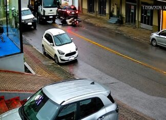 Vídeo: Motociclista fica gravemente ferido após cair e ser atingido por caminhão em Brusque