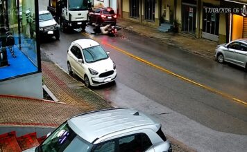 Vídeo: Motociclista fica gravemente ferido após cair e ser atingido por caminhão em Brusque