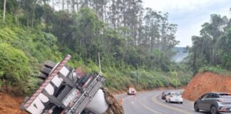 Caminhão tomba na Rodovia Gentil Battisti Archer
