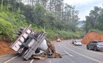 Caminhão tomba na Rodovia Gentil Battisti Archer