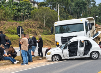 Mulher fica ferida em colisão entre carro e caminhão na rodovia Ivo Silveira