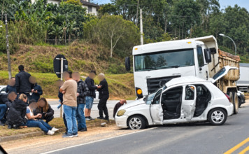 Mulher fica ferida em colisão entre carro e caminhão na rodovia Ivo Silveira