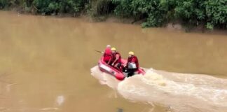 Corpo de Bombeiros localiza corpo de motorista do veículo que caiu no rio Itajaí-Mirim