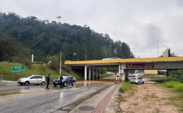 Adutora rompida causa volume de água nas proximidades da Ponte do Maluche