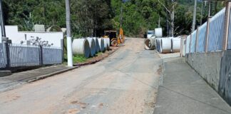 Secretaria de Obras solicita atenção dos moradores para execução de drenagem na Rua Hermínio Pavesi; entenda
