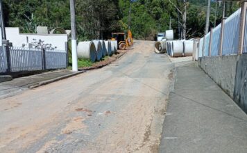 Secretaria de Obras solicita atenção dos moradores para execução de drenagem na Rua Hermínio Pavesi; entenda
