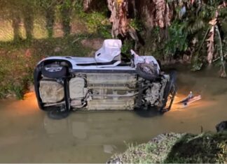 Carro sai da pista e cai em córrego no bairro São Pedro