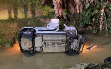Carro sai da pista e cai em córrego no bairro São Pedro